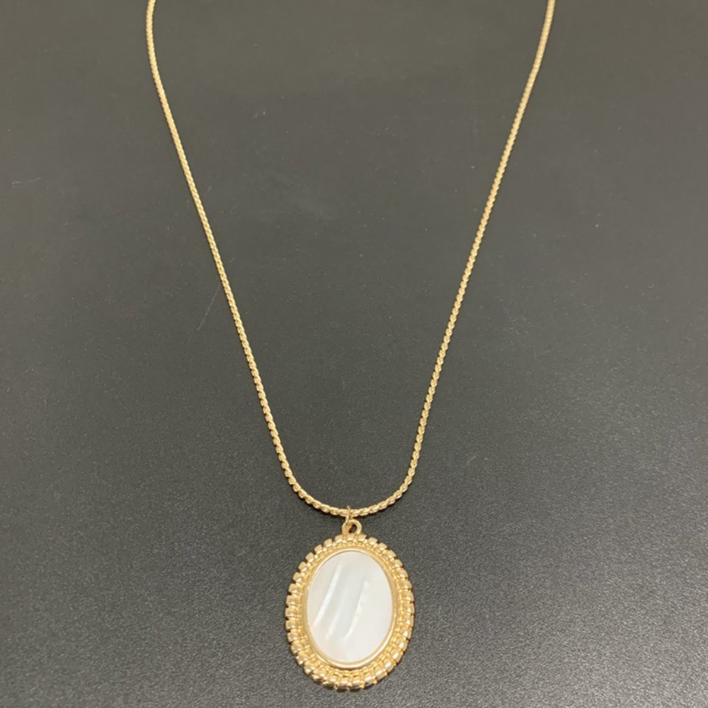 Mother Pearl Pendant Necklace Gold Chain - Picture 5 of 9